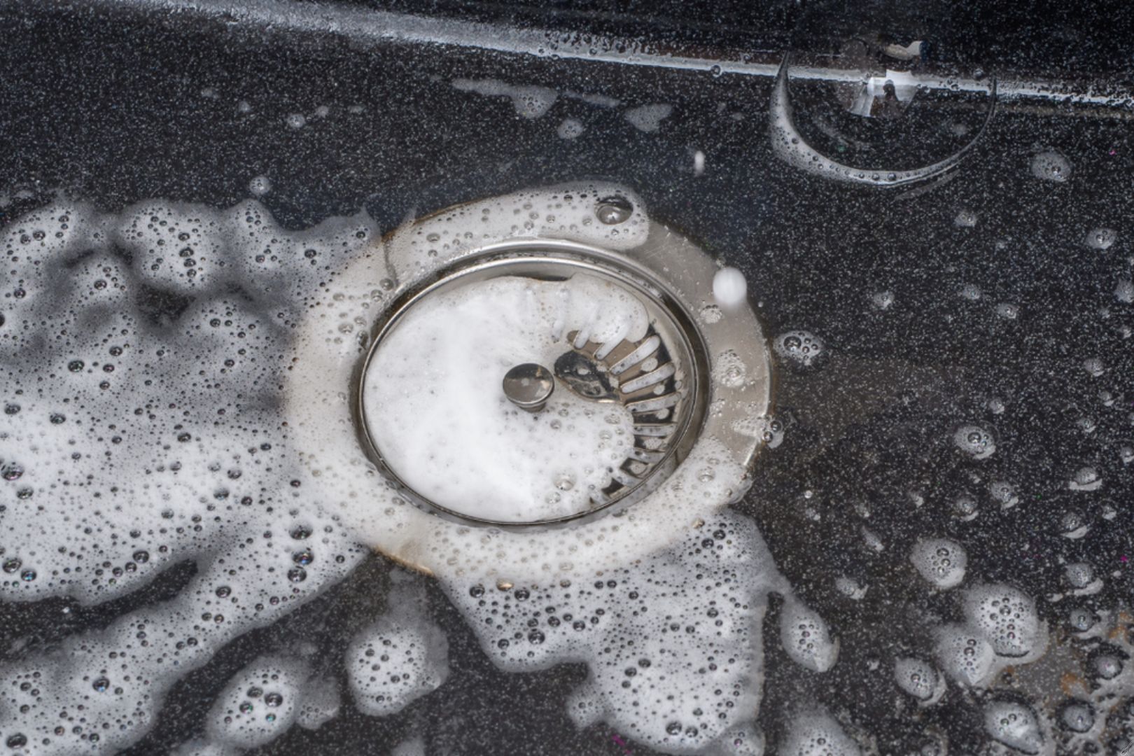 Dicas para evitar mau cheiro no ralo da pia