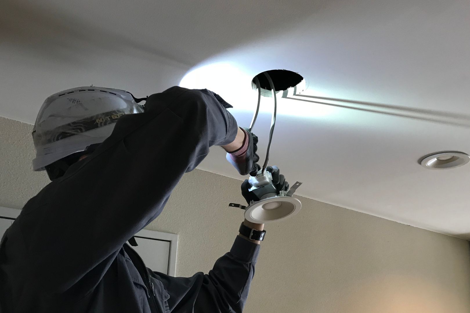 Como instalar luminarias com total seguranca